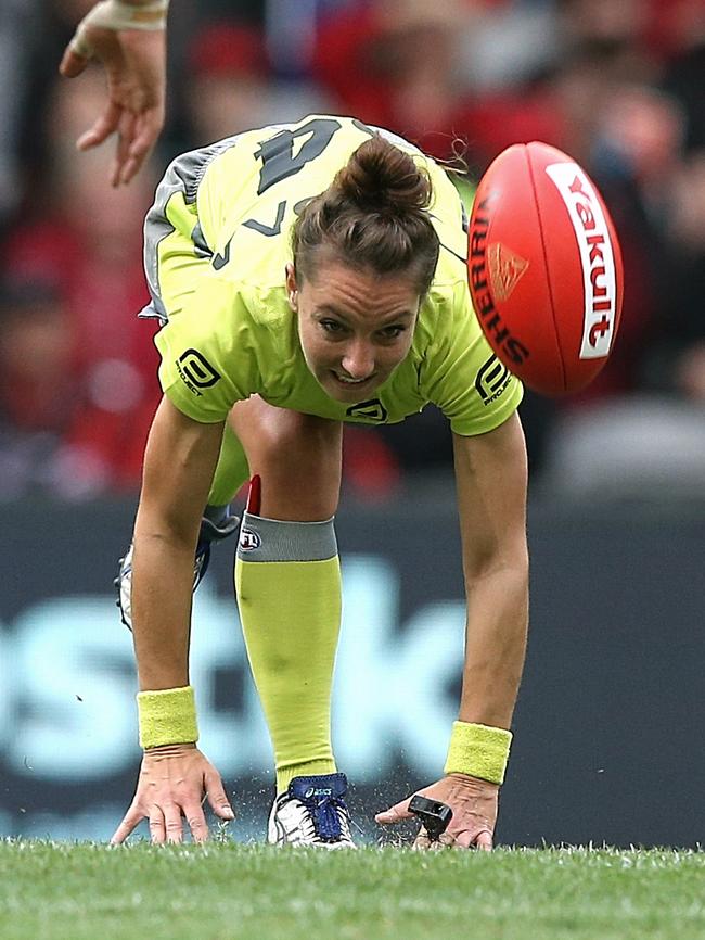 Eleni Glouftsis bounces the ball. Picture: Wayne Ludbey