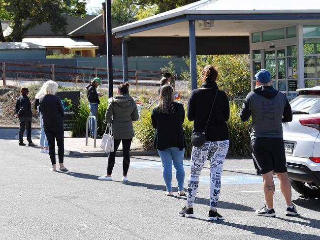 People line up in the car park at  Mount Barkers Centre Link Wednesday March 25,2020.(Image AAP/Mark Brake)