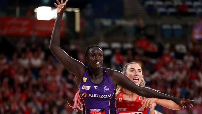 Mary Cholhok of the Firebirds and Sarah Klau of the Swifts compete for the ball during the round four Super Netball match between NSW Swifts and Queensland Firebirds. Photo: Getty Images