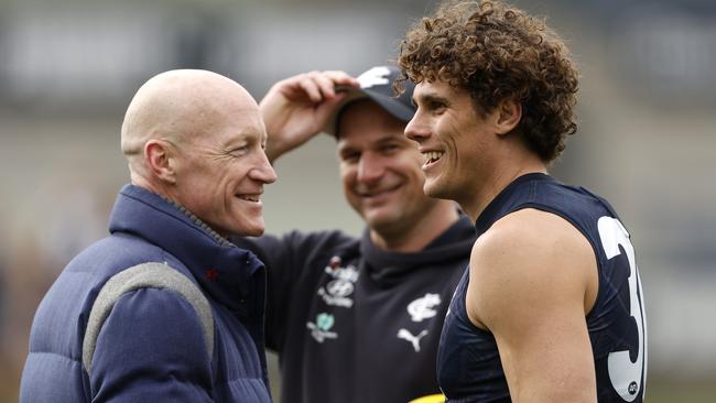 MELBOURNE, AUSTRALIA - AUGUST 31: Former Carlton player Andrew McKay chats with Charlie Curnow during a Carlton Blues training session at Ikon Park on August 31, 2024 in Melbourne, Australia. (Photo by Darrian Traynor/Getty Images)