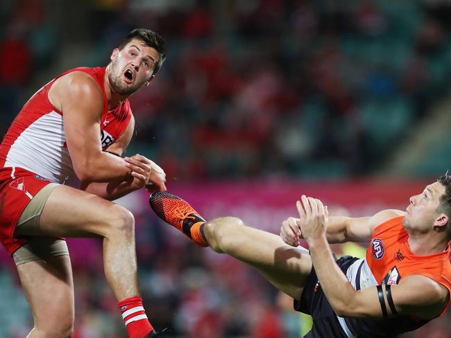 Giants Toby Greene kicks Sydney's Nic Newman to mark a ball during AFL Elimination Final between the Sydney Swans and GWS Giants at the SCG. Picture. Phil Hillyard