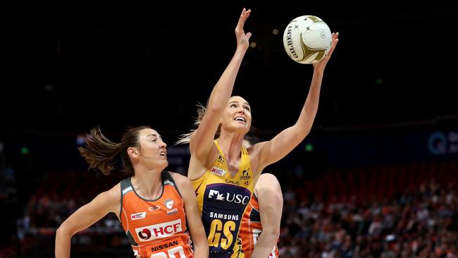 Caitlin Bassett, when playing for Lightning, battling Bec Bulley who came it of retirement to join the Giants.