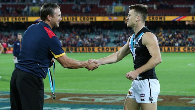 Tony Modra hands over the Showdown Medal to Robbie Gray. Photo Sarah Reed