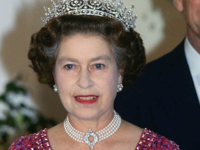 Kate Middleton borrows Queen Elizabeth II’s pearl choker once loaned to ...