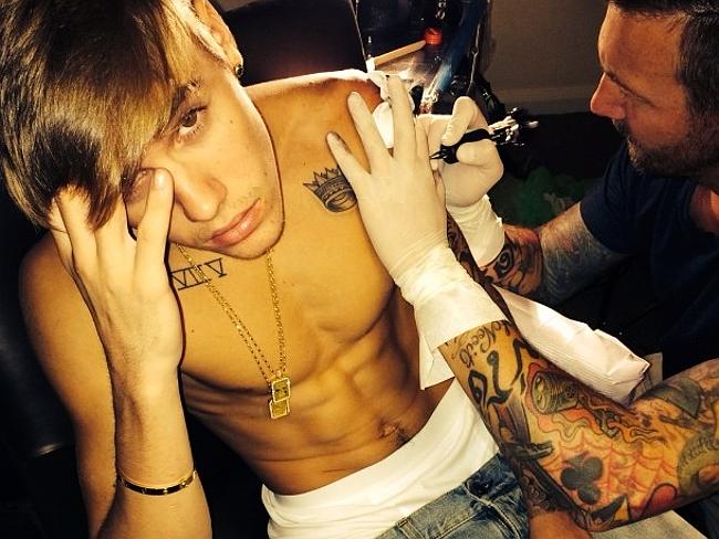 Justin Bieber Shows Off His New Eagle Tattoo In Sydney Daily Telegraph