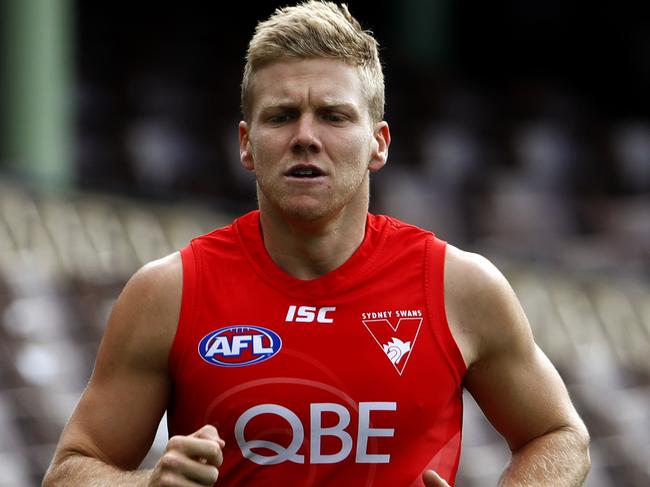 Dan Hannebery of the Swans runs during a training session at the Sydney Cricket Ground in Sydney, Friday, April 10, 2018. (AAP Image/Daniel Munoz) NO ARCHIVING