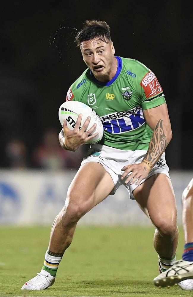 <p>MACKAY, AUSTRALIA - AUGUST 27: Charnze Nicoll-Klokstad of the Raiders runs the ball during the round 24 NRL match between the New Zealand Warriors and the Canberra Raiders at BB Print Stadium, on August 27, 2021, in Mackay, Australia. (Photo by Ian Hitchcock/Getty Images)</p>