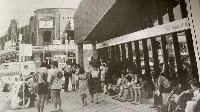 Many readers guessed it was the early 80s.  It was 1983  and people were lined up waiting for the bank to open.