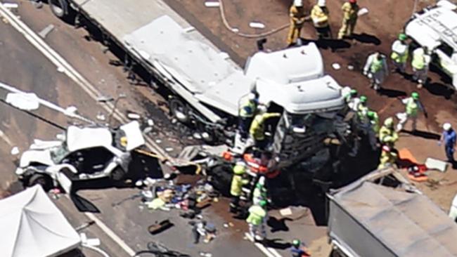 Dubbo crash: Highway horror leaves two dead, 10 injured | Daily Telegraph