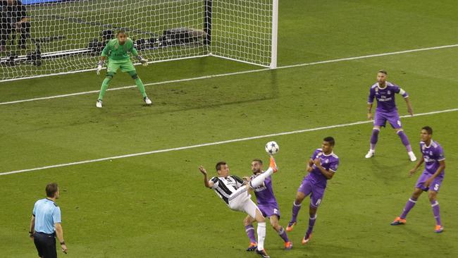 Juventus' Mario Mandzukic scores his side's first goal