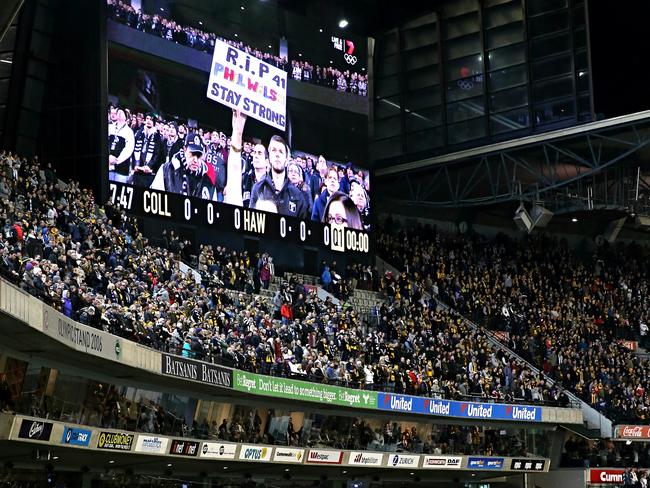 Collingwood and Hawthorn fans show tributes to Phil Walsh at the MCG.