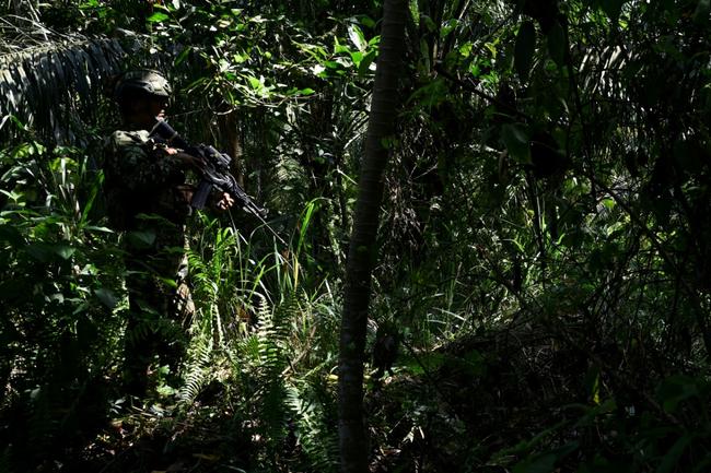 An Army soldier patrols in Tibu, Norte de Santander province, Colombia, on January 21, 2025, after recent clashes between rival left-wing guerrillas.  Colombia vowed "war" against left-wing guerrillas Monday, declaring a state of emergency and deploying thousands of soldiers to contain violence that killed at least 100 people and threatens to scupper the country's fragile peace process.