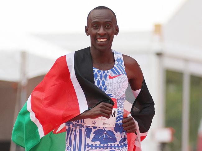 CHICAGO, ILLINOIS - OCTOBER 08: Kelvin Kiptum of Kenya celebrates after winning the 2023 Chicago Marathon professional men's division and setting a world record marathon time of 2:00.35 at Grant Park on October 08, 2023 in Chicago, Illinois.   Michael Reaves/Getty Images/AFP (Photo by Michael Reaves / GETTY IMAGES NORTH AMERICA / Getty Images via AFP)