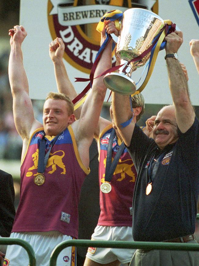 Matthews with his players in 2001.