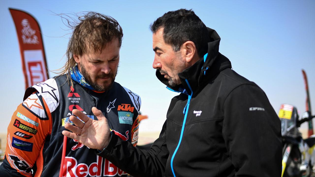 Toby Price (L) speaks with French TV broadcaster and former Dakar winner Luc Alphand. (Photo by FRANCK FIFE / AFP)