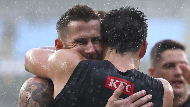 MELBOURNE, AUSTRALIA - MAY 17: Jeremy Howe and Brayden Maynard of the Magpies during the 2025 AFL Round 10 match between the Collingwood Magpies and the Kuwarna (Adelaide Crows) at the Melbourne Cricket Ground on May 17, 2025 in Melbourne, Australia. (Photo by James Wiltshire/AFL Photos via Getty Images)