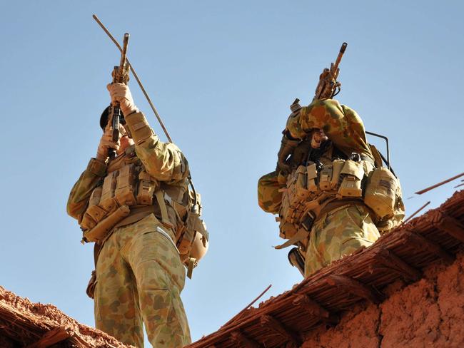 (FILES) A handout photo released by Australian Department of Defence on October 21, 2009 shows Australian soldiers from the Special Operations Task Group using their rifle scopes to investigate the surrounding mountains during an operation in southern Afghanistan. Australia on September 12, 2024, moved to strip medals from war commanders whose units were involved in alleged war crimes and "unlawful conduct" in Afghanistan. (Photo by STU DOOD / AUSTRALIAN DEPARTMENT OF DEFENCE / AFP) / RESTRICTED TO EDITORIAL USE - MANDATORY CREDIT "AFP PHOTO /Australian Department of Defence" - NO MARKETING NO ADVERTISING CAMPAIGNS - DISTRIBUTED AS A SERVICE TO CLIENTS