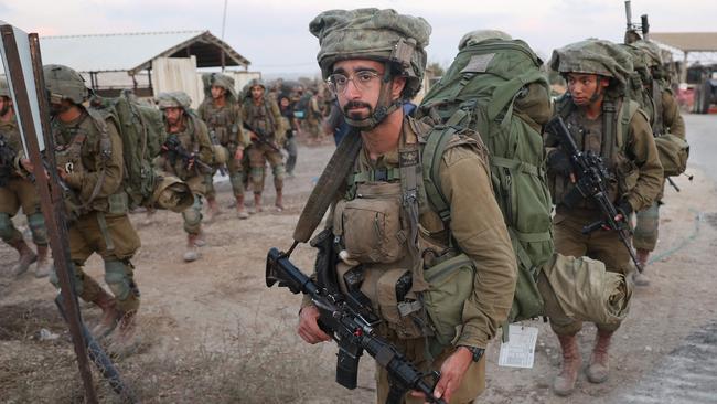 Israeli soldiers at the Be’eri kibbutz near the border with Gaza on Thursday (AEDT), preparing for a ground invasion. Picture: AFP