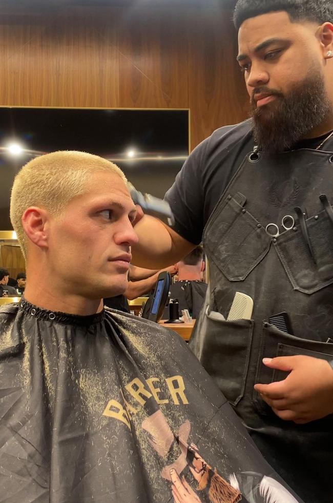 Jordan Magasiva cuts the hair of NRL player Kalyn Ponga. Picture: Instagram/jordan.topboy.blends