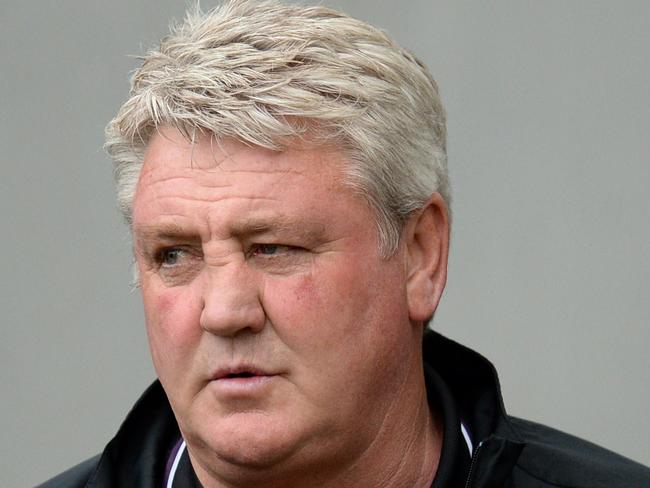 Hull City's English manager Steve Bruce watches his players ahead of the English Premier League football match between Hull City and Burnley at the KC Stadium in Kingston upon Hull, north east England on May 9, 2015. AFP PHOTO / OLI SCARFF RESTRICTED TO EDITORIAL USE. No use with unauthorized audio, video, data, fixture lists, club/league logos or "live" services. Online in-match use limited to 45 images, no video emulation. No use in betting, games or single club/league/player publications.