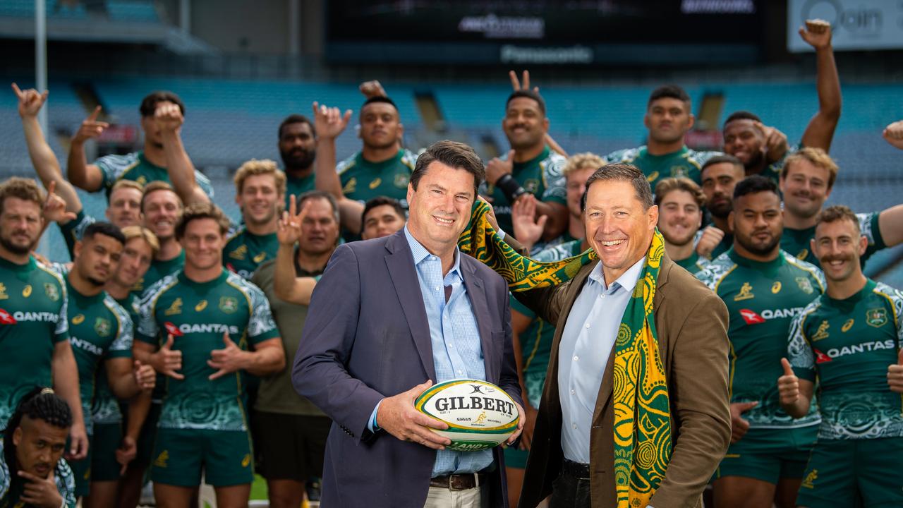 Le président de Rugby Australia, Hamish McLennan, et le directeur exécutif de la candidature à la Coupe du monde de rugby 2027, Phil Kearns avec les Wallabies en 2020. Photo : Rugby Australia