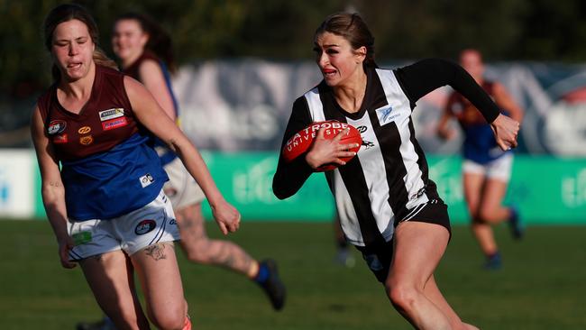 Grace Robinson on the run for Montmorency. Picture: Hamish Blair