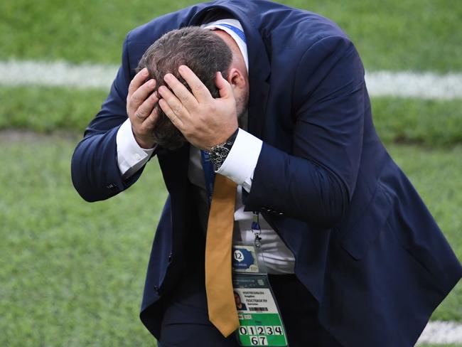 Australia's coach Ange Postecoglou reacts during the 2017 Confederations Cup group B football match between Chile and Australia at the Spartak Stadium in Moscow on June 25, 2017. / AFP PHOTO / Natalia KOLESNIKOVA