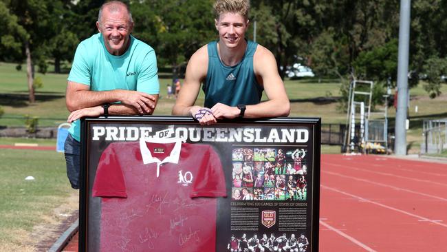 Trevor Gillmeister and a teenage athlete Ashley Moloney with the signed, framed jersey. (AAP Image/Jono Searle.)