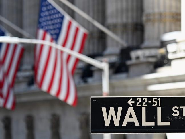 The New York Stock Exchange (NYSE) is pictured on August 3, 2020 at Wall Street in New York City. - Stock markets rose on both sides of the Atlantic August 3, 2020 as hopeful economic data prompted bargain hunting, with some of Asia's equities markets also making solid gains. (Photo by Angela Weiss / AFP)