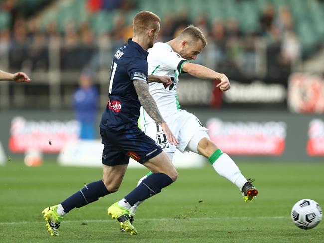 Western United’s Connor Pain (right) shoots during a game in Launceston last season. Picture: Robert Cianflone/Getty Images