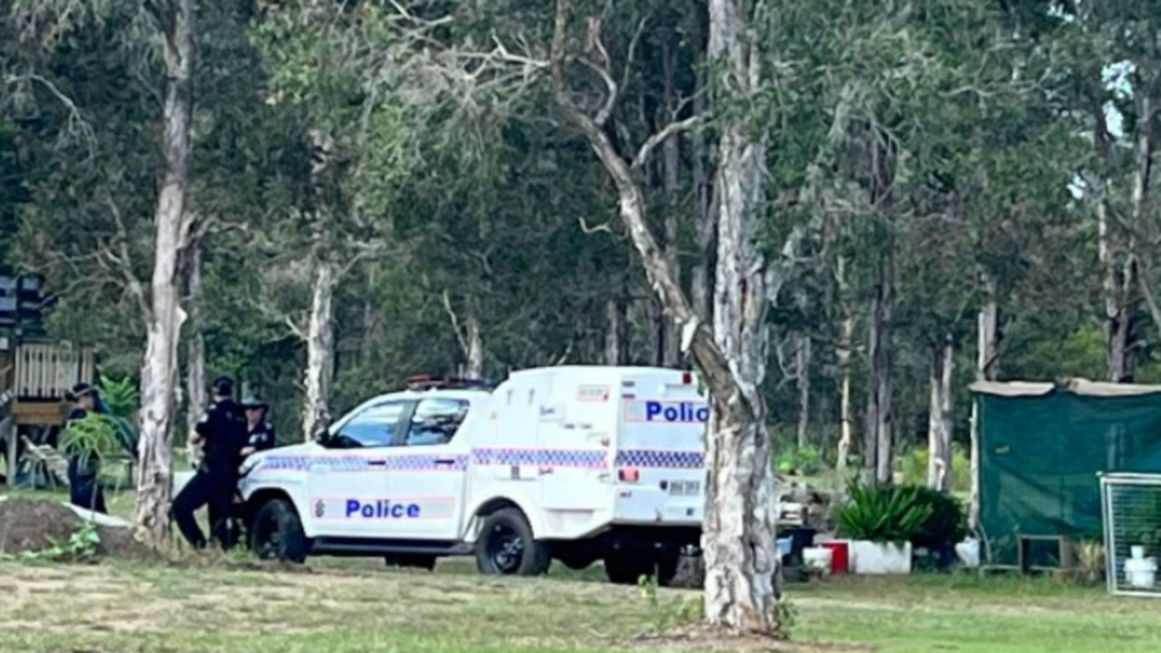 Police investigate the death of a man at Tinana, near Maryborough. Picture: Carlie Walker