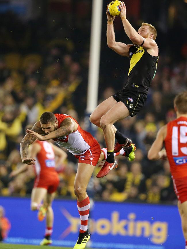 Nick Vlastuin takes a speccie over Lance Franklin. Picture: Michael Klein