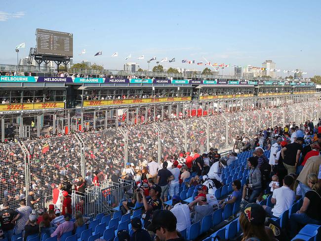 Fans crowd the Albert Park circuit in 2017. Picture: Ian Currie