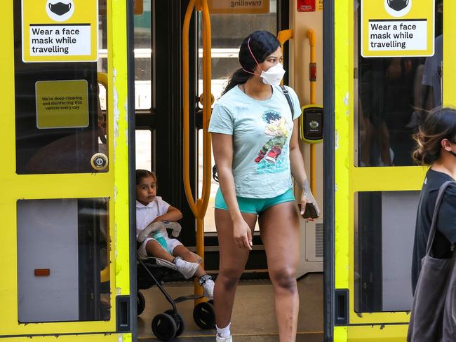 MELBOURNE, AUSTRALIA - NewsWire Photos 27 JANUARY 2022 : Wearing masks on public transport due to the covid-19 global pandemic will remain indefinitely while the omicron variant continues to spread throughout Australia. Picture : NCA NewsWire / Ian Currie