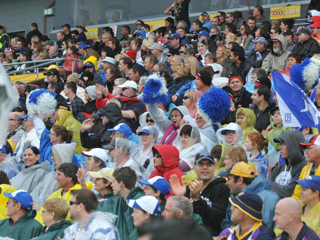 Bulldogs supporters cheer on their team in the grandstand of Virgin Australia Stadium, Mackay. Photo Lee Constable / Daily Mercury