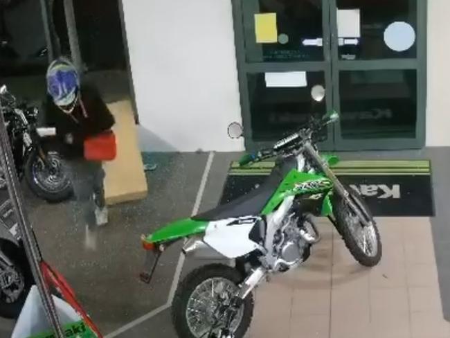 Watch: Bumbling bandit’s failed attempt to steal motorbike