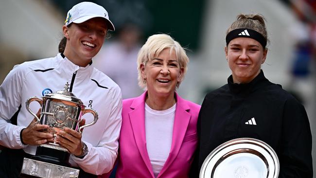 Evert in the middle of Iga Swiatek (L) and Karolina Muchova at the 2023 French Open. (Photo by JULIEN DE ROSA / AFP)