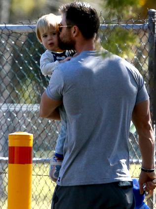 This doting dad мakes us weak at the knees. Photo: Daʋid Clark