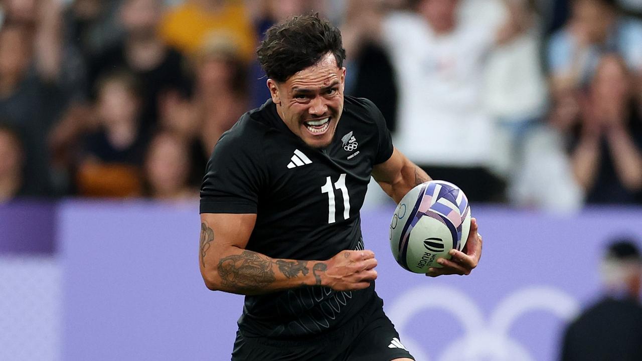 PARIS, FRANCE - JULY 25: Moses Leo #11 of Team New Zealand runs to score a try during the Men's Rugby Sevens Quarter-Final match between New Zealand and South Africa at Stade de France on July 25, 2024 in Paris, France. (Photo by Michael Steele/Getty Images)