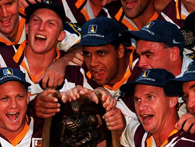 27 sept 1998 NRL GRAND FINAL - CANTERBURY BULLDOGS VS BRIS BRONCOS AT SFS. Broncos team with trophy celebrate after the game. headshot sport rugby league nsw may include Peter Ryan, Wendell Sailor, Steve Renouf, Brad Thorn, Kevin Campion, Tonie Carroll, Shane Webcke, Allan Langer, Darren Smith, John Plath, Andrew Gee, Petero Civoniceva, Kevin Walters, Gorden Tallis, Michael Hancock, Darren Lockyer,Phillip (phil)  Lee, Michael De Vere & others - jersey