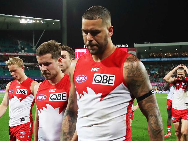 Dejected Lance Franklin and the Sydney Swans after their AFL Elimination Final loss to the GWS Giants at the SCG. Picture. Phil Hillyard