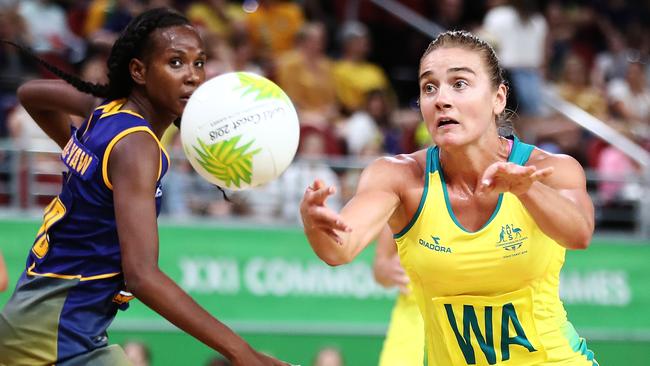 Liz Watson passes the ball for the Diamonds. Picture: Hannah Peters/Getty Images