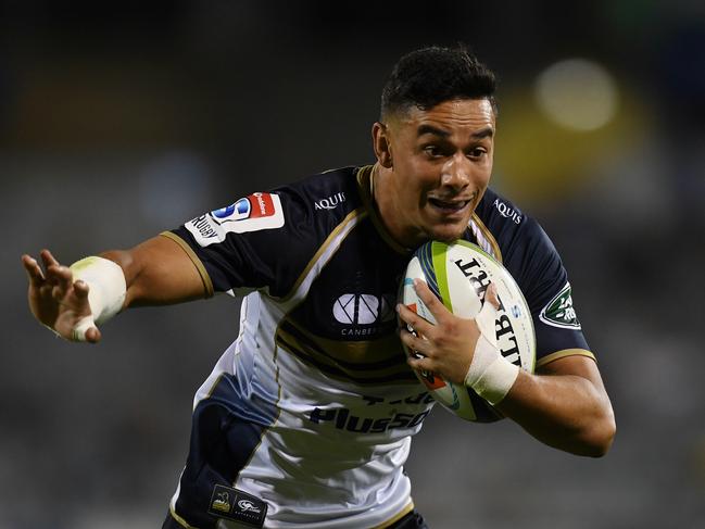 Wharenui Hawera of the Brumbies (right) makes a break to score a try during the Round 3 Super Rugby match between the ACT Brumbies and the Western Force at GIO Stadium in Canberra, Friday, March 10, 2017. (AAP Image/Lukas Coch) NO ARCHIVING, EDITORIAL USE ONLY