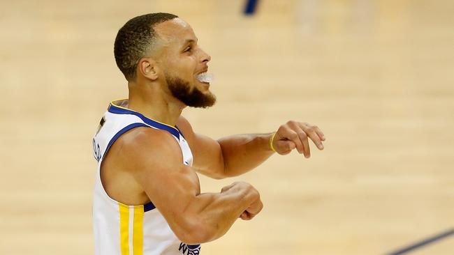 Stephen Curry led the Warriors to a Game 1 victory.