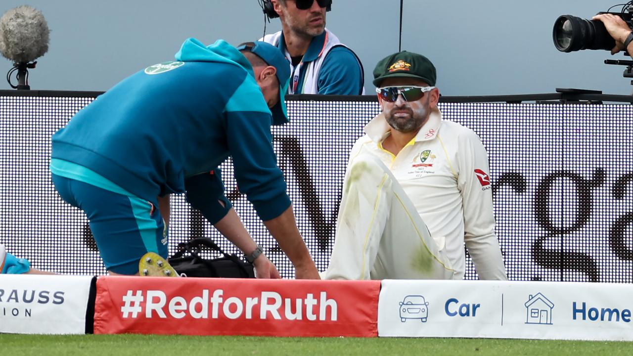 Nathan Lyon dari Australia meninggalkan lapangan karena cedera.  Foto oleh Ryan Pierse/Getty Images