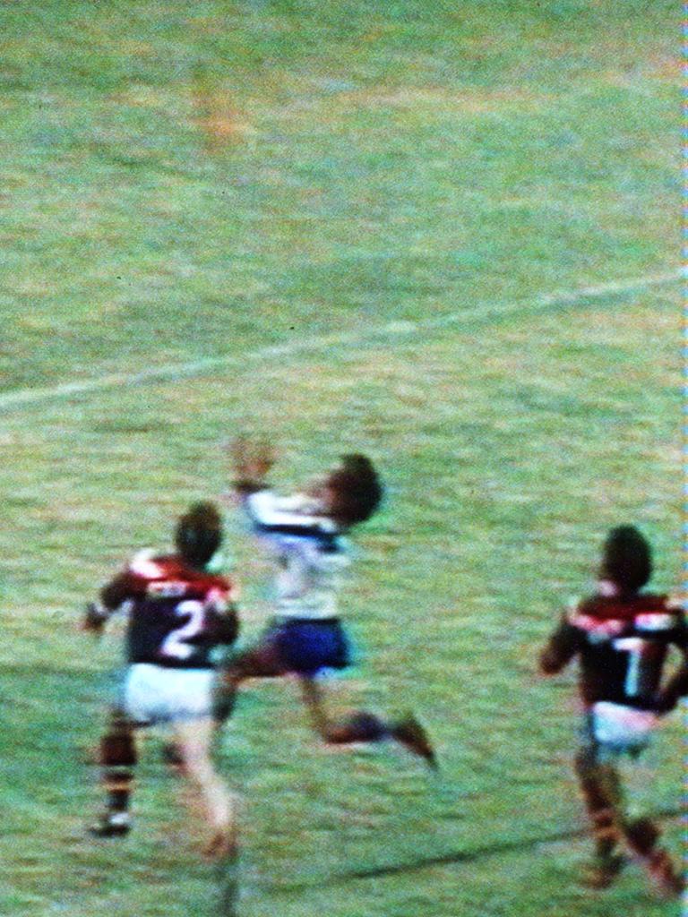 Steve Gearin takes a miraculous catch to score in the 1980 grand final against Eastern Suburbs.