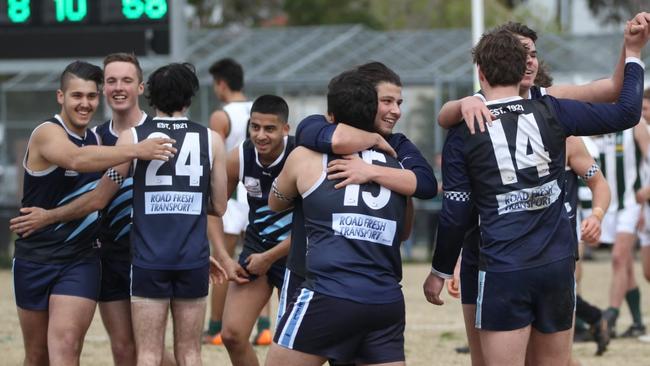 Silvan’s 19s celebrate their 2019 flag win.