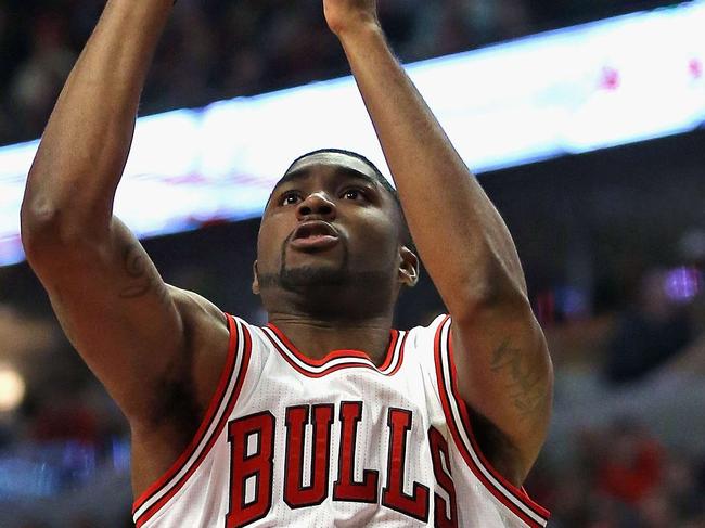 CHICAGO, IL - MARCH 05: E'Twaun Moore #55 of the Chicago Bulls puts up a shot between Dion Waiters #23 and D.J. Augustin #14 of the Oklahoma City Thunder at the United Center on March 5, 2015 in Chicago, Illinois. The Bulls defeated the Thunder 108-105. NOTE TO USER: User expressly acknowledges and agrees that, by downloading and or using this photograph, User is consenting to the terms and conditions of the Getty Images License Agreement. Jonathan Daniel/Getty Images/AFP == FOR NEWSPAPERS, INTERNET, TELCOS & TELEVISION USE ONLY ==