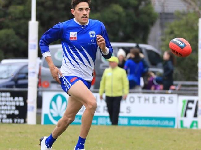 Tristan Tweedie in pursuit of the ball. Picture: Field of View Sports Photography