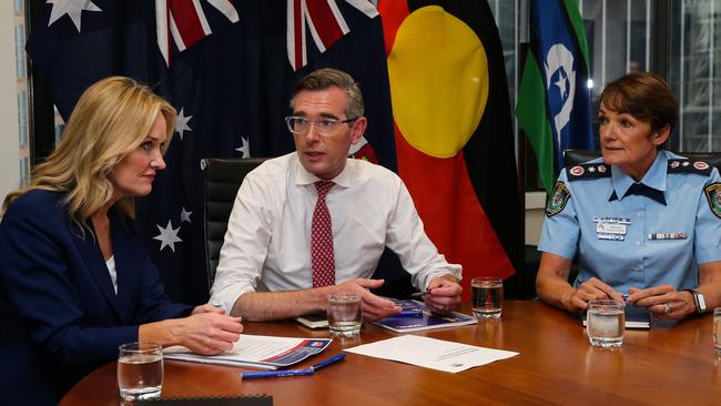 SYDNEY, AUSTRALIA -Newswire Photos JANUARY 23, 2022: NSW Premier Dominic Perrottet, Minister for Women's Safety and the Prevention of Domestic and Sexual Violence Natalie Ward, NSW Police Force Commissioner Karen Webb are seen talking during a meeting at the Parliament Offices in Sydney to discuss the new law " The Right To Ask". Picture NCA Newswire/ Gaye Gerard